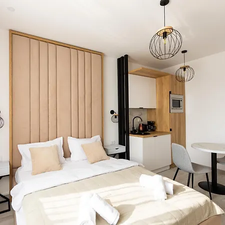 Grey With Free Parking Apartment *